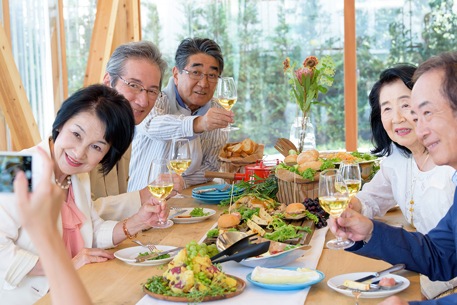 Introduce to active Japanese seniors the opportunity of living in a Sunshine Village